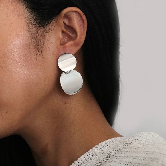 Jewelry - 2/$20 Silver tone wavy disc earrings